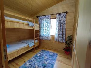 Postel nebo postele na pokoji v ubytování Hurmalık Apart Evleri-Very Close to the Sea Large Garden Bungalow with Barbecue and Swing