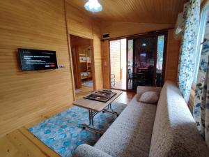 TV a/nebo společenská místnost v ubytování Hurmalık Apart Evleri-Very Close to the Sea Large Garden Bungalow with Barbecue and Swing