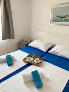 Dos camas con toallas y una bandeja. en Apartments LucMar, en Vir