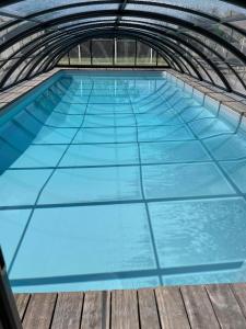 an overhead view of a swimming pool with blue water at Le Plessis in Parçay-les-Pins