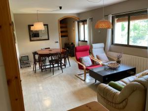 ein Wohnzimmer mit einem Sofa und einem Tisch in der Unterkunft Cal Roig in Margalef