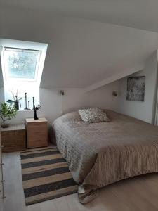 Un pat sau paturi într-o cameră la The Loft. Studio-apartment in old farmhouse