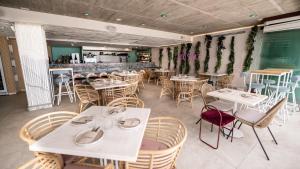 a restaurant with tables and chairs and a bar at Plus Fariones Habitat in Arrecife