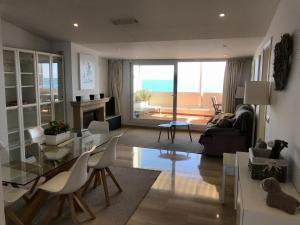フエンヒロラにあるHomeAbroad Apartments - Gran Atico de Lujo Fuengirolaの海の景色を望むリビングルーム