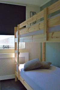 Łóżko piętrowe w pokoju z łóżkiem piętrowym w obiekcie Bed en Boats Zijlmans w mieście Drimmelen