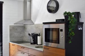 a kitchen with a sink and a microwave at Bed en Boats Zijlmans in Drimmelen