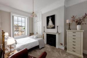 Tempat tidur dalam kamar di Beach View: Stunning sea view & balcony apartment