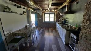 ブゼトにあるHouse Mlunの部屋の中にテーブルとシンクがあるキッチン