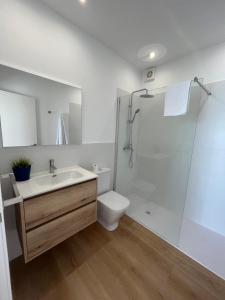 A bathroom at Oktheway Perbes Beach 2 Még 37 kép