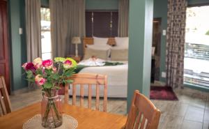 威特班克的住宿－Big 5 Guest House Witbank，卧室桌子上的花瓶