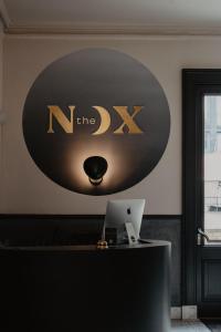 um sinal que diz o na parede em The Nox Hotel em Utrecht