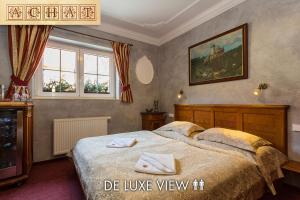 Un pat sau paturi într-o cameră la Hotel Karlštejn & SPA