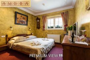 Un pat sau paturi într-o cameră la Hotel Karlštejn & SPA