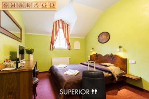 Un pat sau paturi într-o cameră la Hotel Karlštejn & SPA