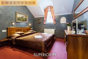 Un pat sau paturi într-o cameră la Hotel Karlštejn & SPA