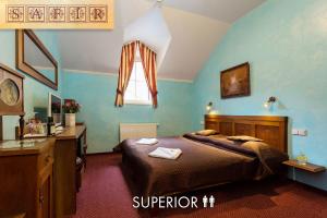 Un pat sau paturi într-o cameră la Hotel Karlštejn & SPA