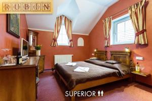 Un pat sau paturi într-o cameră la Hotel Karlštejn & SPA