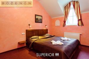 Un pat sau paturi într-o cameră la Hotel Karlštejn & SPA