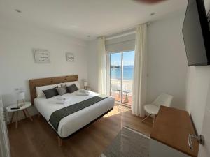 um quarto com uma cama e vista para o oceano em Oktheway Perbes Beach 2 em Boebre