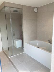 Een badkamer bij Keizershof Hotel Aalst