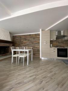 eine Küche mit einem Tisch und Stühlen im Zimmer in der Unterkunft Appartamento Cannella in Bellagio