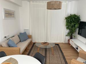 uma sala de estar com um sofá e uma mesa em Oktheway Perbes Beach 2 em Boebre