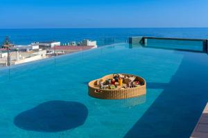 ein Schwimmbad mit einem Kreis in der Mitte des Wassers in der Unterkunft Minos Ambassador Suites & Spa - Adults only in Rethymno