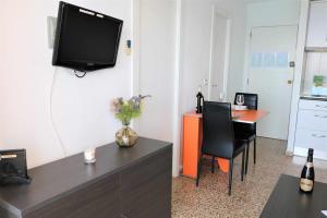 Televízia a/alebo spoločenská miestnosť v ubytovaní 14F MAR II 1 dormitorio