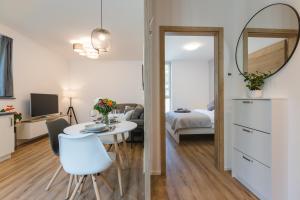 een kamer met een tafel, een bed en een spiegel bij Vila Rina in Bled