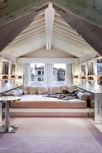ein großes Sofa in einem Zimmer mit einem großen Fenster in der Unterkunft Palazzina Grassi in Venedig