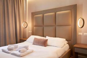 A bed or beds in a room at PRESTIGE BOUTIQUE APARTHOTEL -Piazza Duomo