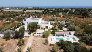 een luchtzicht op een huis met een zwembad bij Masseria San Martino in Polignano a Mare