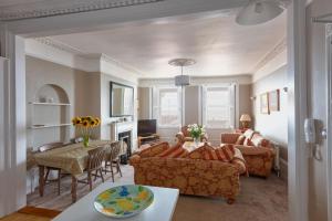 salon z kanapą i stołem w obiekcie Sea View- Stunning 2 bedroom apartment with charm w mieście Ramsgate