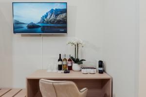 En tv och/eller ett underhållningssystem på Cesare ai Cavalieri Suites