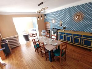 cocina y comedor con mesa y sillas en Gîte du centre, en Romorantin-Lanthenay