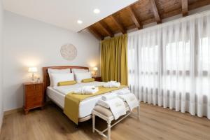 ein Schlafzimmer mit einem großen Bett mit Handtüchern darauf in der Unterkunft Asturalqui viviendas turísticas adaptadas in Llueves