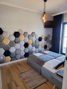 a bedroom with a large bed in a room at Apartament SZAFIROWY Gardenia Dziwnów z widokiem na morze in Dziwnów