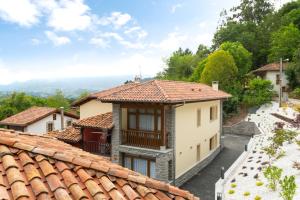 eine Luftansicht eines Hauses mit Ziegeldächern in der Unterkunft Asturalqui viviendas turísticas adaptadas in Llueves