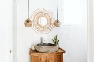 łazienka z umywalką i lustrem w obiekcie Dreamsea Surf House Fuerteventura w Corralejo
