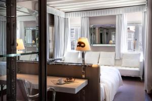 - une chambre d'hôtel avec un lit et un miroir dans l'établissement Palazzina Grassi, à Venise