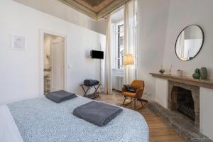 una camera bianca con letto e camino di Vin Novo Rooms & Apartments a Firenze