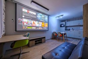 TV a/nebo společenská místnost v ubytování InPoint Apartments G11 near Old Town & Kazimierz District & Parking Option