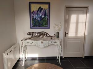 stół z posągiem lamparta w pokoju w obiekcie Les Logis d Ussé w mieście Rigny-Ussé