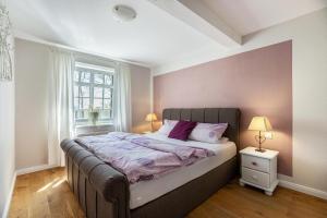 sypialnia z dużym łóżkiem i oknem w obiekcie Denkerhof Fewo Blume des Lebens w mieście Reußenköge
