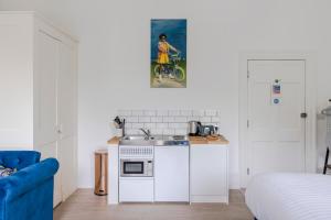 Köök või kööginurk majutusasutuses 4 Berkeley Square I Your Apartment