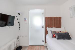 Voodi või voodid majutusasutuse 4 Berkeley Square I Your Apartment toas