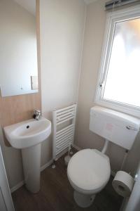een badkamer met een wit toilet en een wastafel bij Merlin's camp in Znojmo