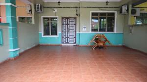 um quarto vazio com uma mesa e cadeiras em D' Pelangi Homestay Kluang em Keluang