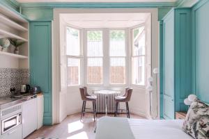 Köök või kööginurk majutusasutuses 4 Berkeley Square I Your Apartment