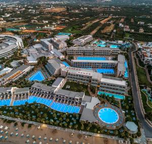 una vista aérea de un complejo con piscinas en Lyttos Beach en Hersonissos